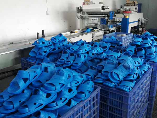 防静电拖鞋生产车间