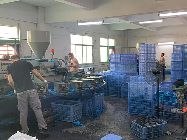 防静电拖鞋生产车间