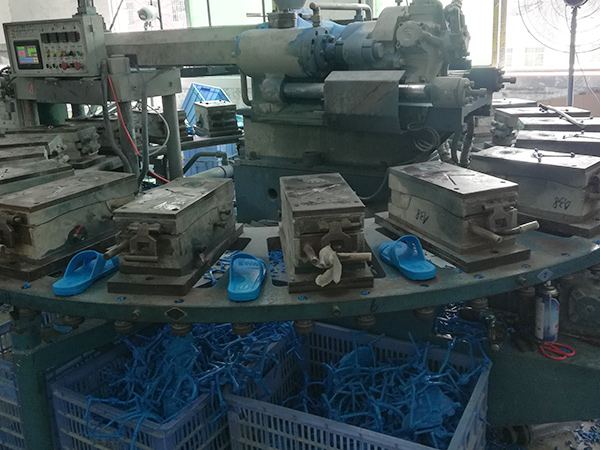 防静电拖鞋生产车间